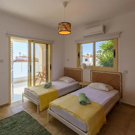 Private Pool Villa, 3 Bedrooms, Near Nissi 빌라
